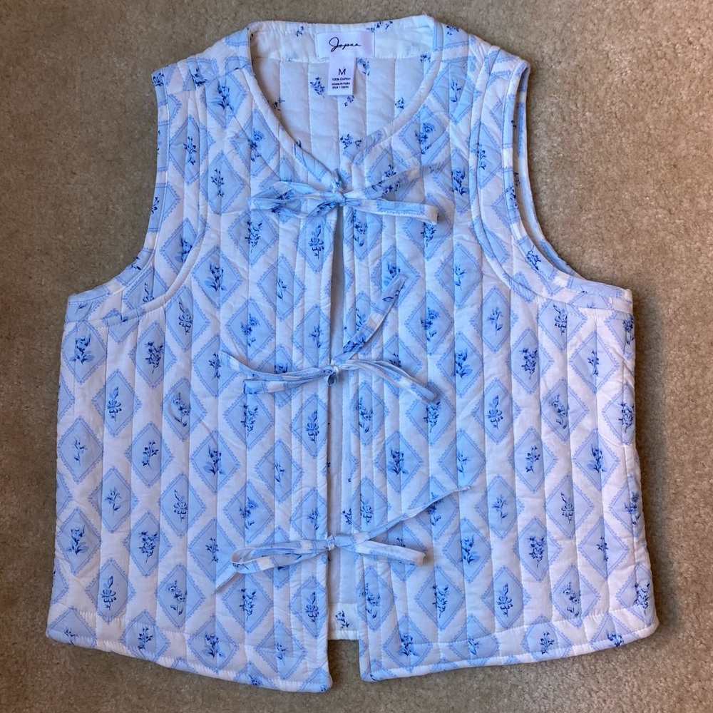 Japna Cottagecore Blue and White Quilted Tie Up Floral Print Vest in Size Medium